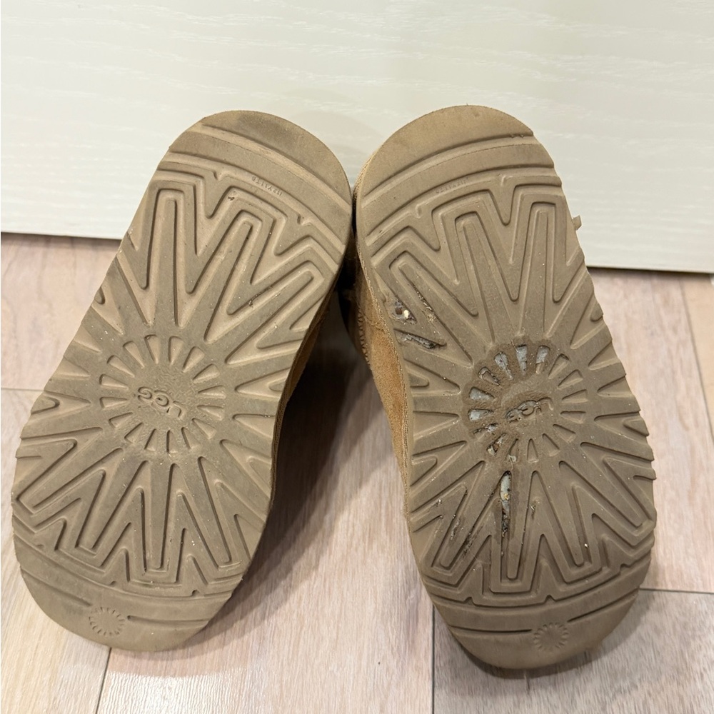 UGG Kids Brown Cozy Boots - Picture 5 of 7